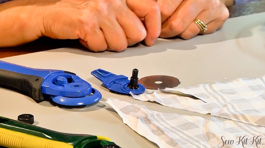 How to Sharpen a Rotary Cutter Blades 1